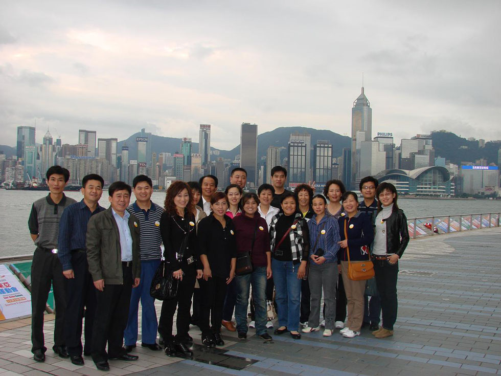 2009年11月份，公司组织本公司工龄8年以上员工赴港澳旅游，图为在香港维多利亚港湾合影留念